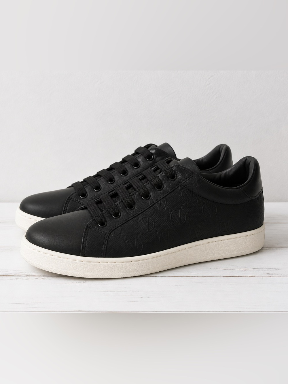 NWT Valentino Garavani Leather Low Top Sneakers Black Size 7 Designer Luxury